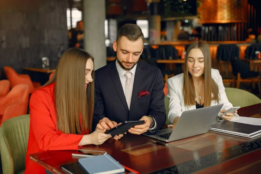 Marriott Vacation Club buyers comparing resale ownership options before purchasing a timeshare